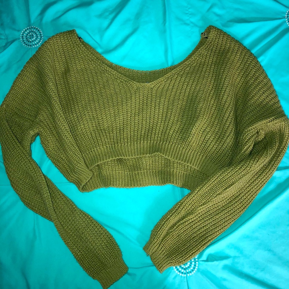 Item: Crop off shoulder knit sweater

Color: Olive

Brand: Boohoo

Size: Large